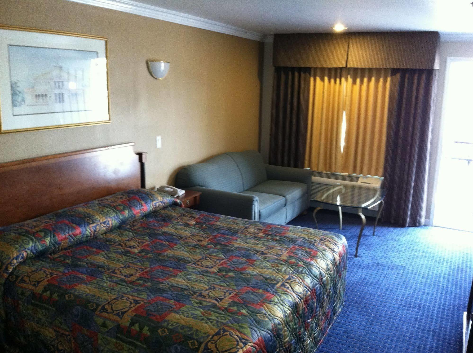 Walnut Inn & Suites ウェストコビーナ エクステリア 写真